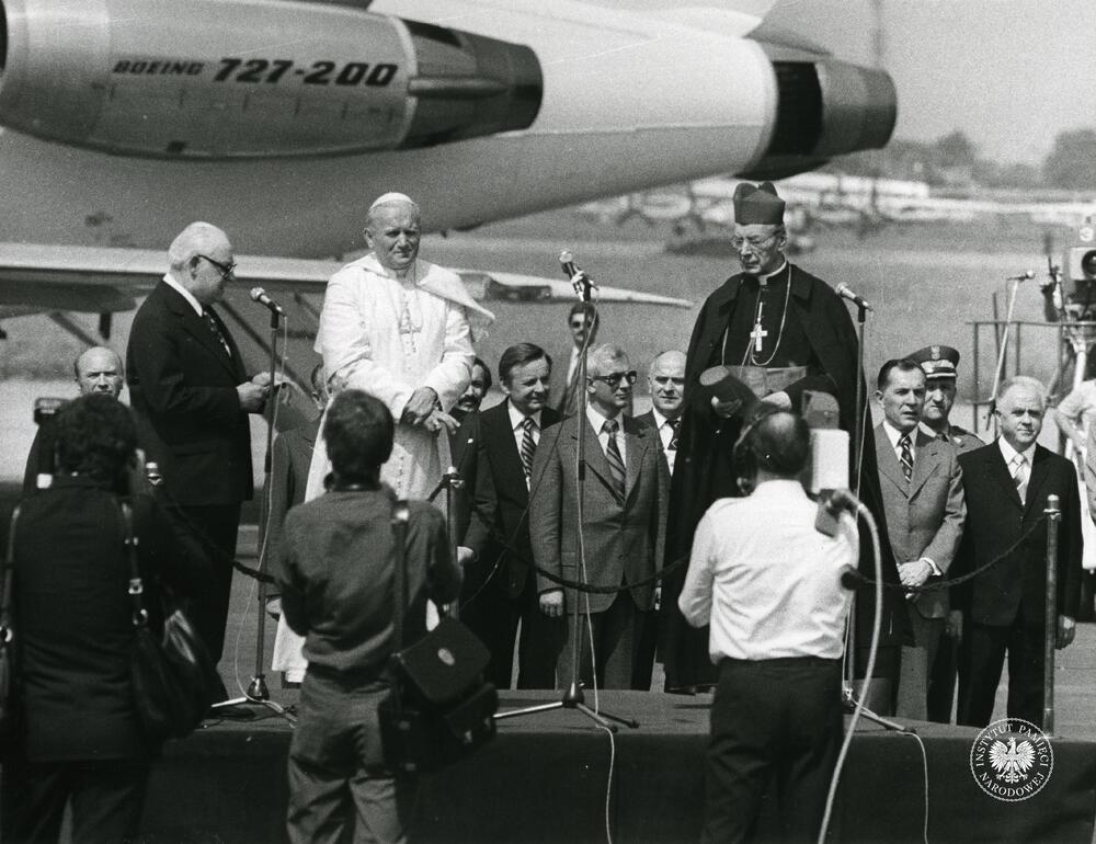 Pierwsza pielgrzymka Jana Pawła II do Ojczyzny. Powitanie Papieża Jana Pawła II na lotnisku w Warszawie. Mowę powitalną czyta przedstawiciel władz państwowych Henryk Jabłoński. Po lewej stronie Papieża stoi kard. Stefan Wyszyński, z zasobu AIPN, sygn. IPNPo-7-7-1-38-1