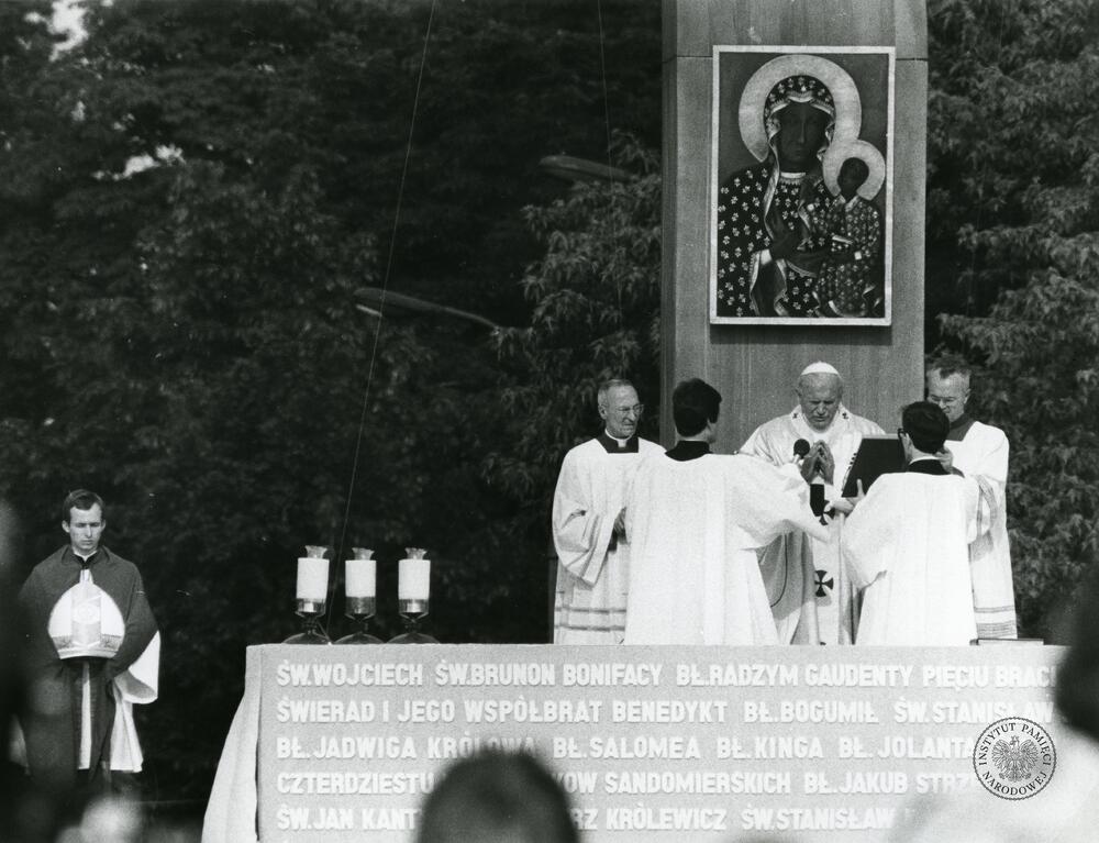 Pierwsza pielgrzymka do Ojczyzny. Na Placu Zwycięstwa w Warszawie Ojciec Święty prawdopodobnie odczytuje fragmenty z mszału w asyście czterech duchownych, z zasobu AIPN, sygn. IPNPo-7-7-1-87-1