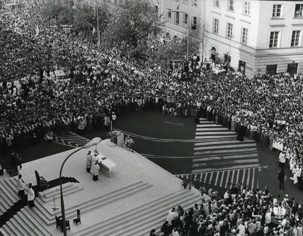 Pierwsza pielgrzymka Jana Pawła II do Ojczyzny. Spotkanie Ojca Świętego Jana Pawła II z liczną grupą młodzieży, podczas sprawowanej dla niej Mszy św. przed kościołem św. Anny w Warszawie, z zaosbu AIPN, sygn. IPNPo-7-7-1-86-1