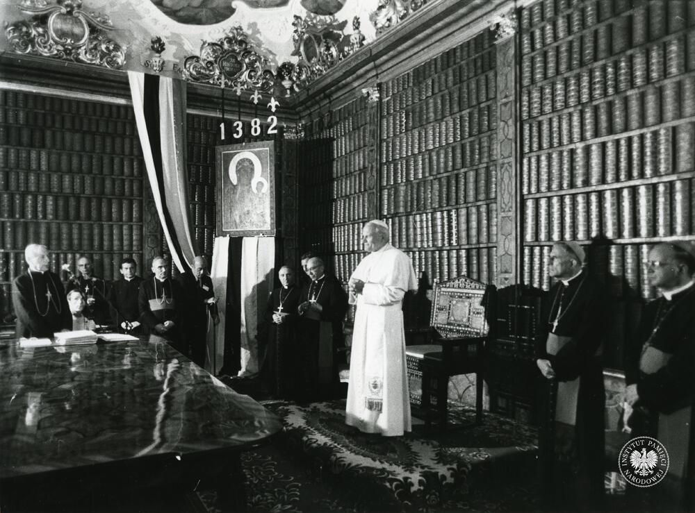 Fotografia przedstawia Konferencję Episkopatu Polski z udziałem Jana Pawła II w sali biblioteki klasztoru OO. Paulinów na Jasnej Górze., 4-6 czerwca 1979 r., z zasobu AIPN, sygn. IPNPo-7-7-1-49-1