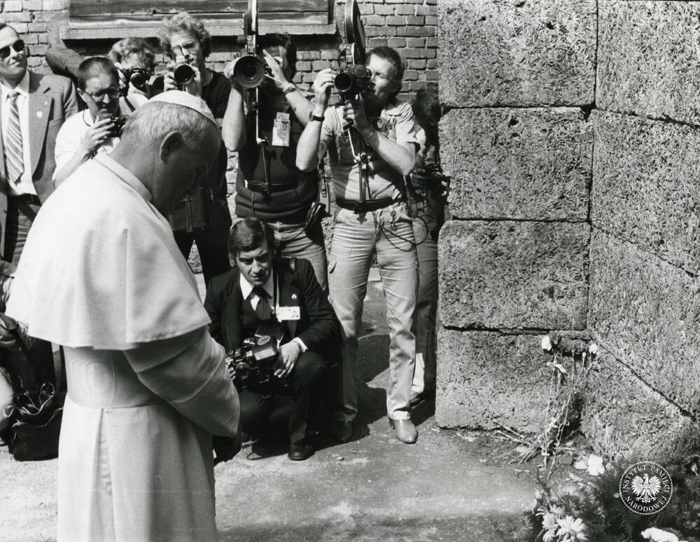 Papież Jan Paweł II modli się przed ścianą straceń znajdującą się na terenie byłego niemieckiego nazistowskiego obozu koncentracyjnego i zagłady Auschwitz-Birkenau w Oświęcimiu, z zasobu AIPN, sygn. IPNPo-7-7-1-41-1