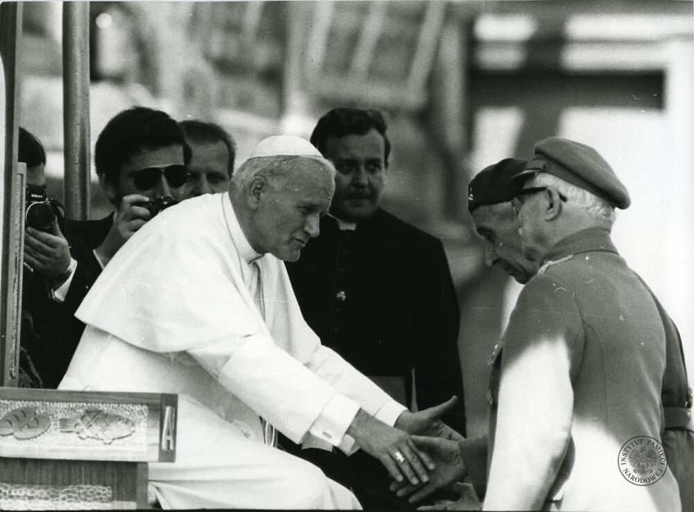 Pierwsza pielgrzymka Jana Pawła II do Ojczyzny. Jan Paweł II wita się z kombatantami, z zasobu AIPN, sygn.  IPNPo-7-7-1-35-1