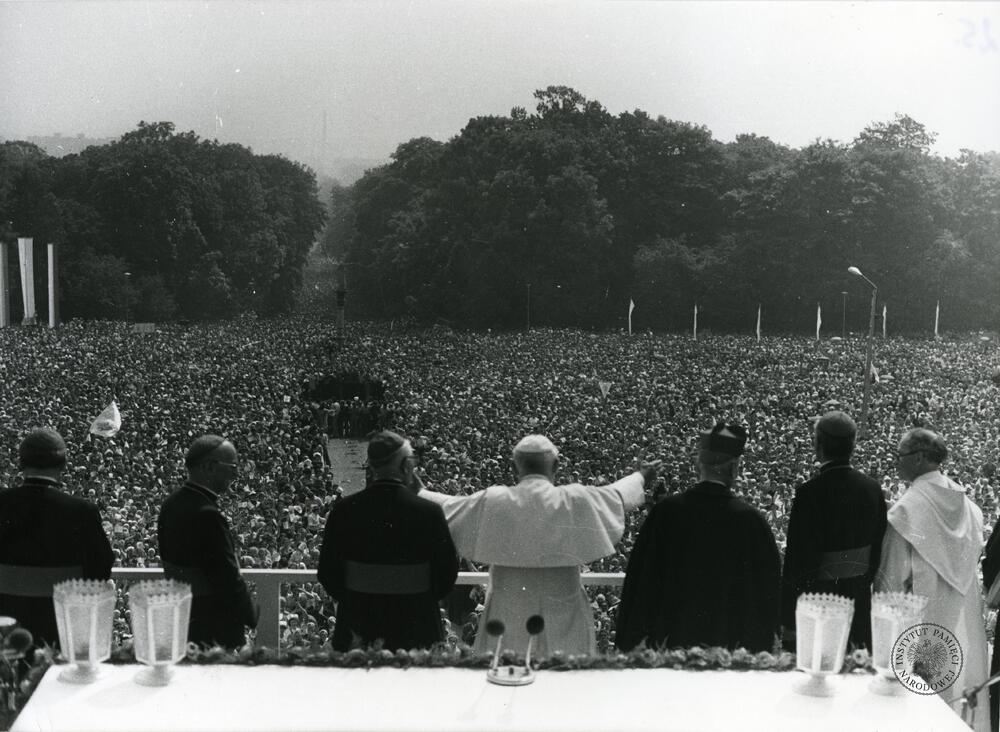 Sanktuarium Matki Bożej Częstochowskiej na Jasnej Górze. Papież Jan Paweł II pozdrawia wiernych z podium ołtarza papieskiego, 4-6 czerwca 1979 r., z zasobu AIPN, sygn. IPNPo-7-7-1-46-1