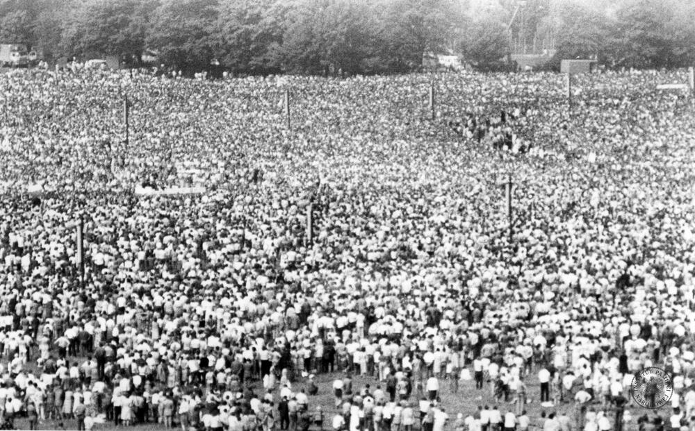Tłum wiernych zgromadzony na krakowskich Błoniach, przed lub po Mszy świętej, celebrowanej przez papieża Jana Pawła II w ostatnim dniu jego pierwszej pielgrzymki do Ojczyzny, 10 czerwca 1979 r., z zasobu AIPN, sygn. IPNKr-7-7-1-609-1