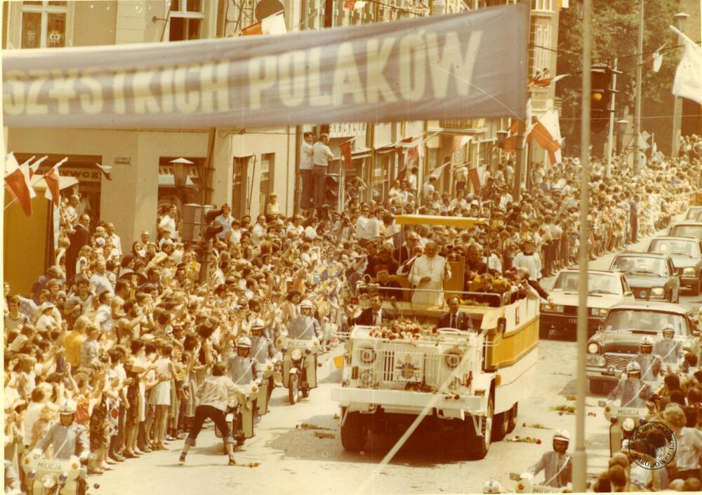 Pierwsza pielgrzymka Jana Pawła II do Polski. Przejazd Papieża Jana Pawła II ulicami Gniezna, 3 czerwca 1979 r., z zasobu AIPN, sygn. IPNPo-7-7-1-7-1