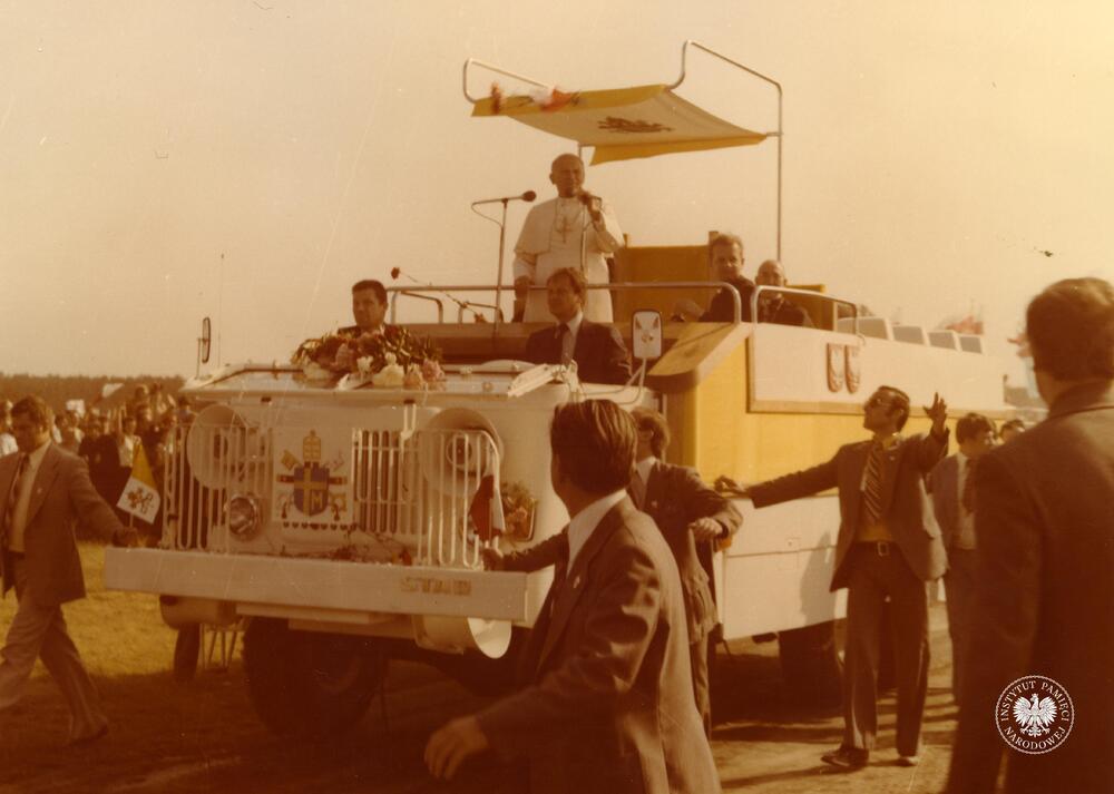 Pierwsza pielgrzymka Jana Pawła II do Polski. Papież Jan Paweł II w samochodzie papieskim, którym poruszał się wśród wiernych, 3 czerwca 1979 r., z zasobu AIPN, sygn. IPNPo-7-7-1-23-1