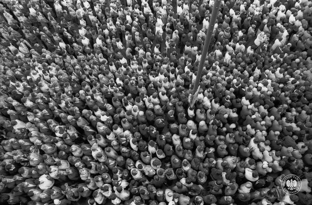 Ludzie zebrani na placu Zamkowym w Warszawie po zamachu na papieża Jana Pawła II, maj 1981 r., z zasobu AIPN, sygn. IPNBU-10-5-39-122-1