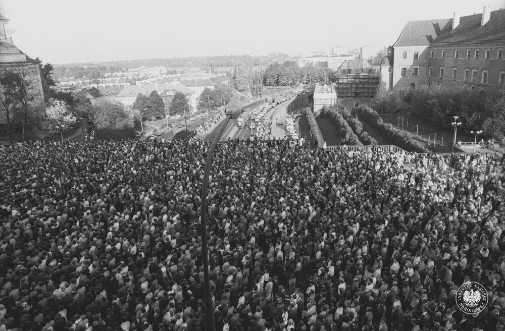 Ludzie zebrani na placu Zamkowym w Warszawie po zamachu na papieża Jana Pawła II, z zasbu AIPN, sygn. IPNBU-10-5-39-123-1