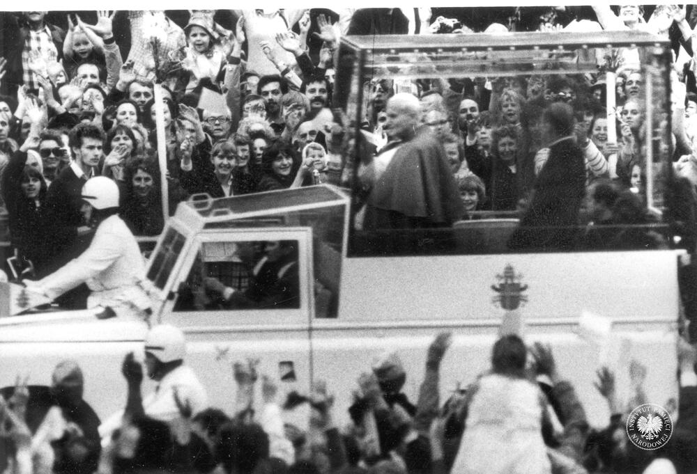 Druga pielgrzymka Jana Pawła II do Ojczyzny. Papamobile z Janem Pawłem II w środku na Placu Trzech Krzyży, z zasobu AIPN, sygn. IPNBU-7-14-10-16-1