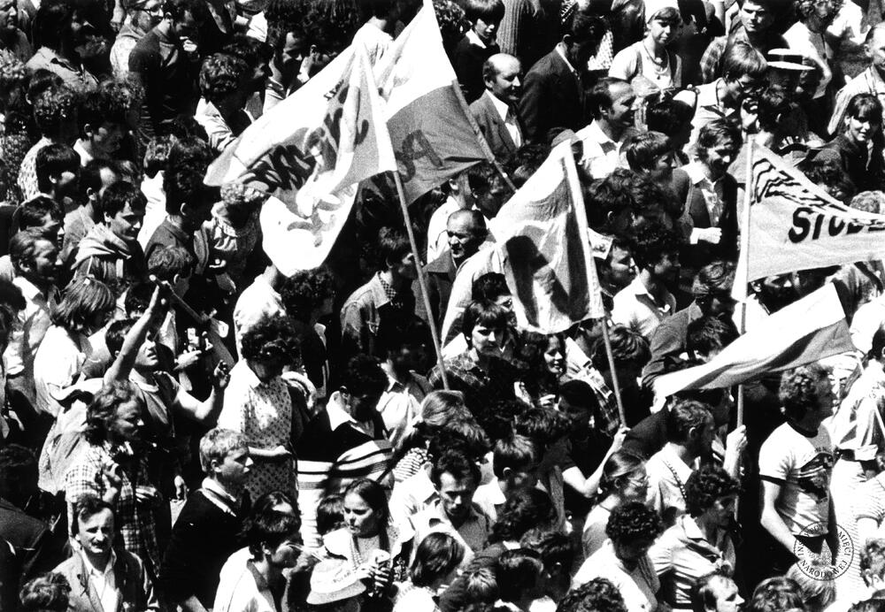 Druga pielgrzymka Jana Pawła II do Polski. Nabożeństwo poświęcenia kościoła parafialnego pw. św. Maksymiliana Marii Kolbego w Mistrzejowicach, z zasobu AIPN, sygn. IPNKr-7-6-4-30-1