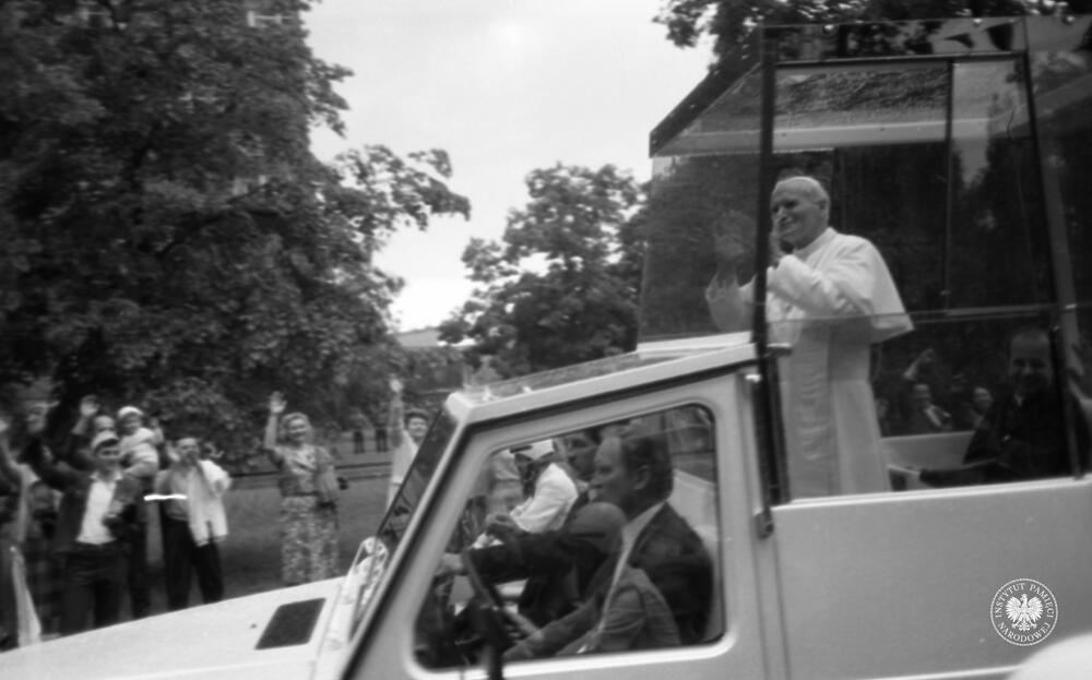 Trzecia pielgrzymka Jana Pawła II do Polski. Fragment ulicy Żwirki i Wigury w Warszawie. Na pierwszym planie jadące w stronę lotniska Okęcie papamobile Mercedes-Benz W460 G230 (nr rej. SCV 7) widać Ojca Świętego, z zasobu AIPN, sygn. IPNBU-7-7-8-39-1