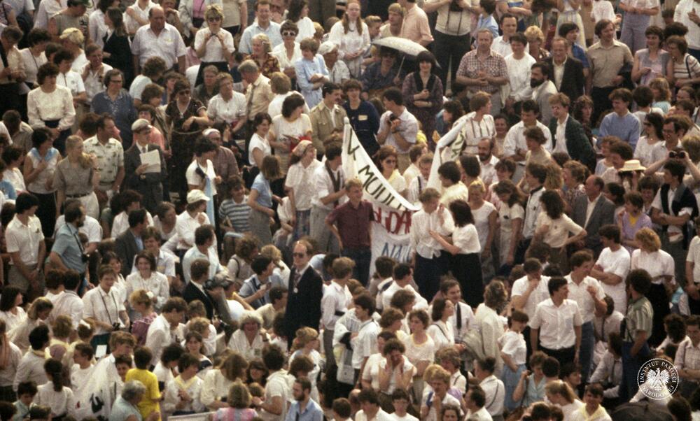 Trzecia pielgrzymka Jana Pawła II do Polski. Tłum pielgrzymów z transparentami na ulicach Warszawy. Obserwacja operacyjna w ramach operacji Zorza II prowadzona na ulicach Warszawy w czasie trzeciej pielgrzymki papieża Jana Pawła II do Polski, z zasobu AIPN, sygn. IPNBU-11-5-10-23-1