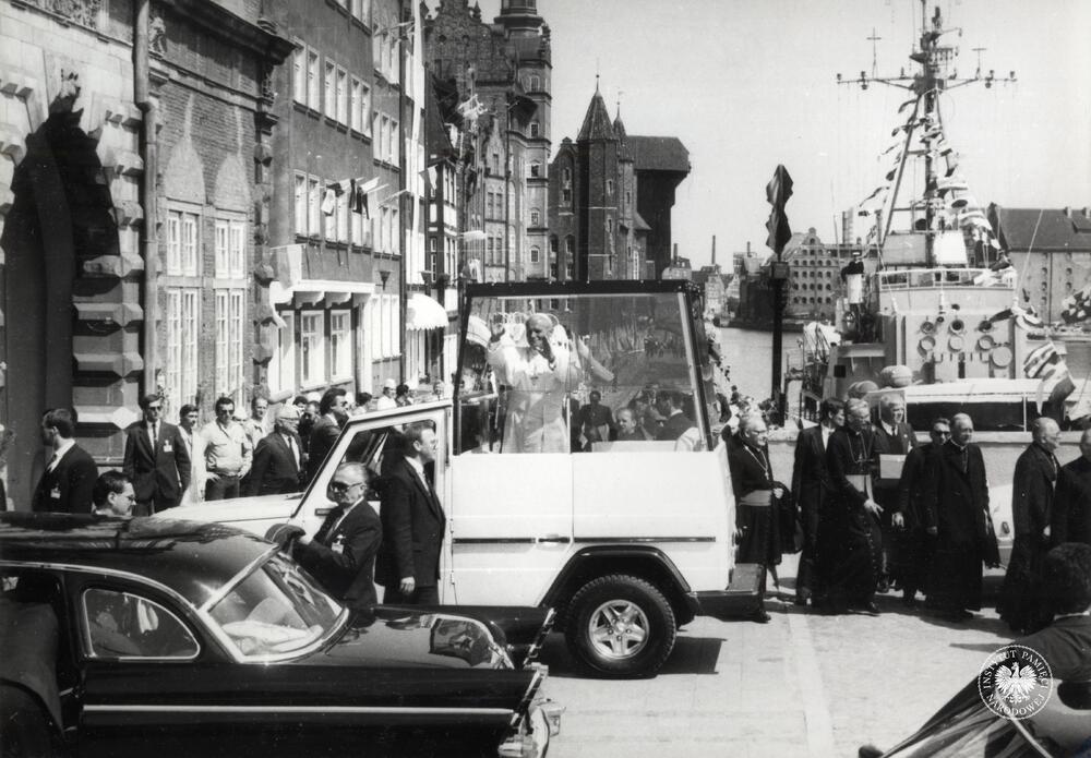 Trzecia pielgrzymka Jana Pawła II do Polski. Papież Jan Paweł II przy Zielonej Bramie w Gdańsku w czasie wizyty w 1987 r. W głębi Długie Pobrzeże, z zasobu AIPN, sygn. IPNGd-7-2-2-21-1