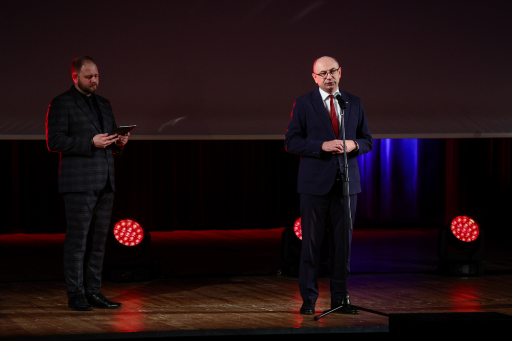 Widowisko słowno-muzyczne „Sprawiedliwi”. Na zdj. dr Mateusz Szpytma, zastępca prezesa IPN (P) i Krystian Iwanow, dyrektor Bura Wydarzeń Kulturalnych IPN (L) – Radom, 24 marca 2025. Fot. Sławek Kasper (IPN)