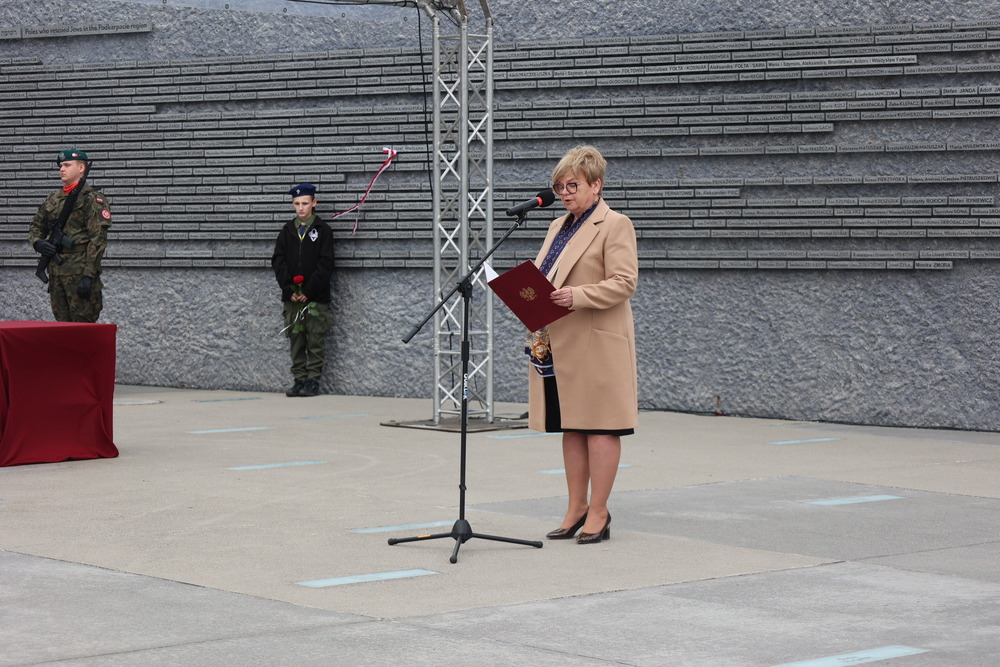 Obchody Narodowego Dnia Pamięci Polaków ratujących Żydów pod okupacją niemiecką. Na zdj. wojewoda podkarpacki Teresa Kubas-Hul – Markowa, 24 marca 2025. Fot. Katarzyna Gajda-Bator (IPN)