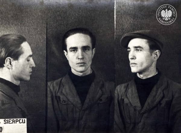 Zdjęcie sygnalityczne Mieczysława Chojnackiego, wykonane w PUBP w Sierpcu w 1950 r. (fot. z zasobu AIPN)