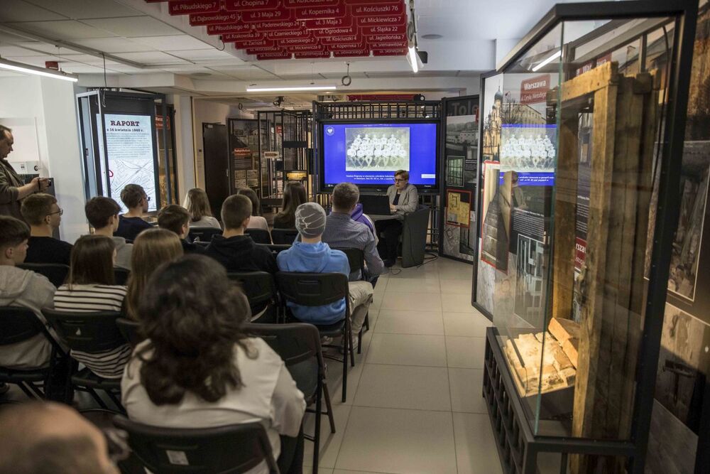 „Historia w artefaktach zapisana” – nowa wystawa Archiwum IPN w Izbie Pamięci Strzelecka 8 – Warszawa, 25 marca 2025. Fot. Katarzyna Adamów (IPN)