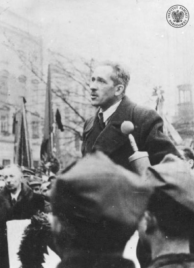 Stanisław Mierzwa na Rynku Głównym w Krakowie podczas uroczystości pogrzebowych Witosa, 1945 r. (fot. z zasobu AIPN)