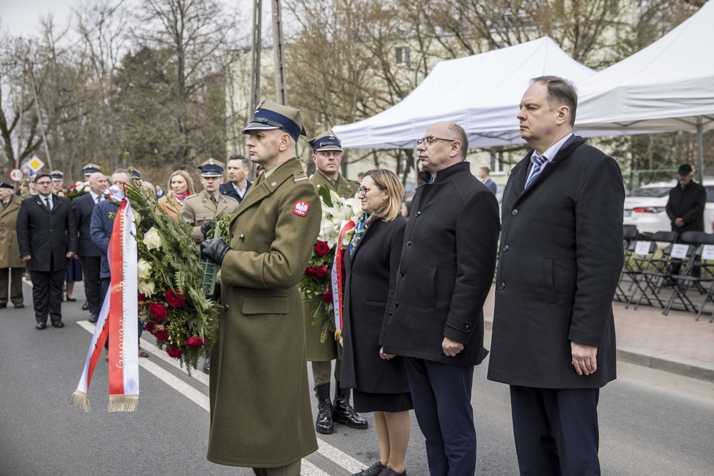 Obchody 80. rocznicy porwania przywódców Polskiego Państwa Podziemnego. Na zdj. dyrektor Archiwum IPN Marzena Kruk, zastępca prezesa IPN dr Mateusz Szpytma i Paweł Zielony – Pruszków, 27 marca 2025. Fot. Katarzyna Adamów (AIPN)
