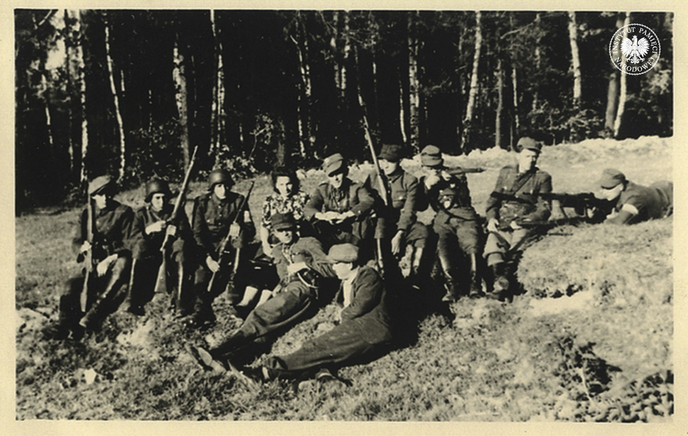 „Zapora” w gronie podkomendnych, maj 1944 r. (fot. z zasobu IPN)