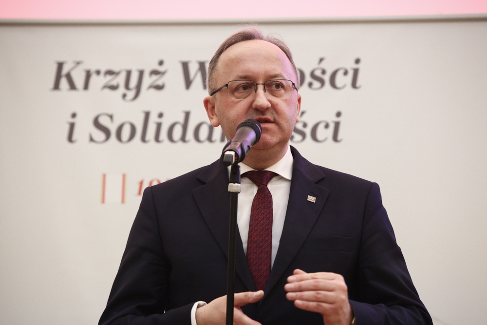 Uroczystość wręczenia Krzyży Wolności i Solidarności byłym działaczom NZS Politechniki Warszawskiej z lat 1980–1989. Na zdj. dr hab. Karol Polejowski, zastępca prezesa IPN – Warszawa, 31 marca 2025. Fot. Sławek Kasper (IPN)