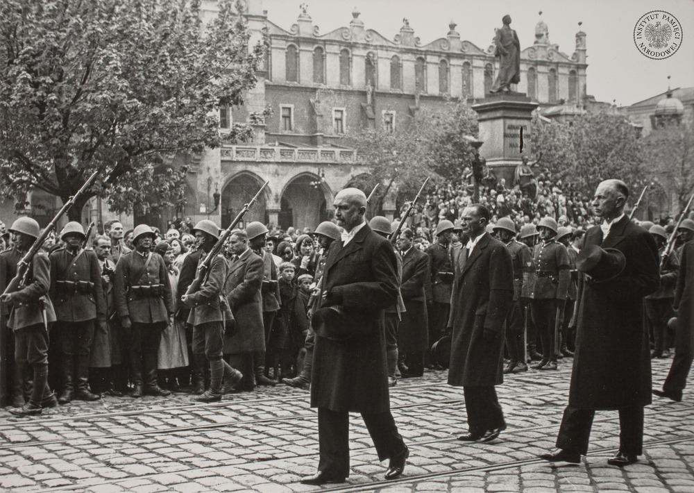 Przedstawiciele najwyższych władz RP w kondukcie pogrzebowym marsz. Józefa Piłsudskiego na Rynku Głównym w Krakowie. Na przedzie widoczny premier Walery Sławek, za nim marszałek sejmu Kazimierz Świtalski (po lewej) oraz marszałek senatu Władysław Raczkiewicz. 18 maja 1935 r. (fot. z zasobu IPN, sygn. IPN Rz 051/199)