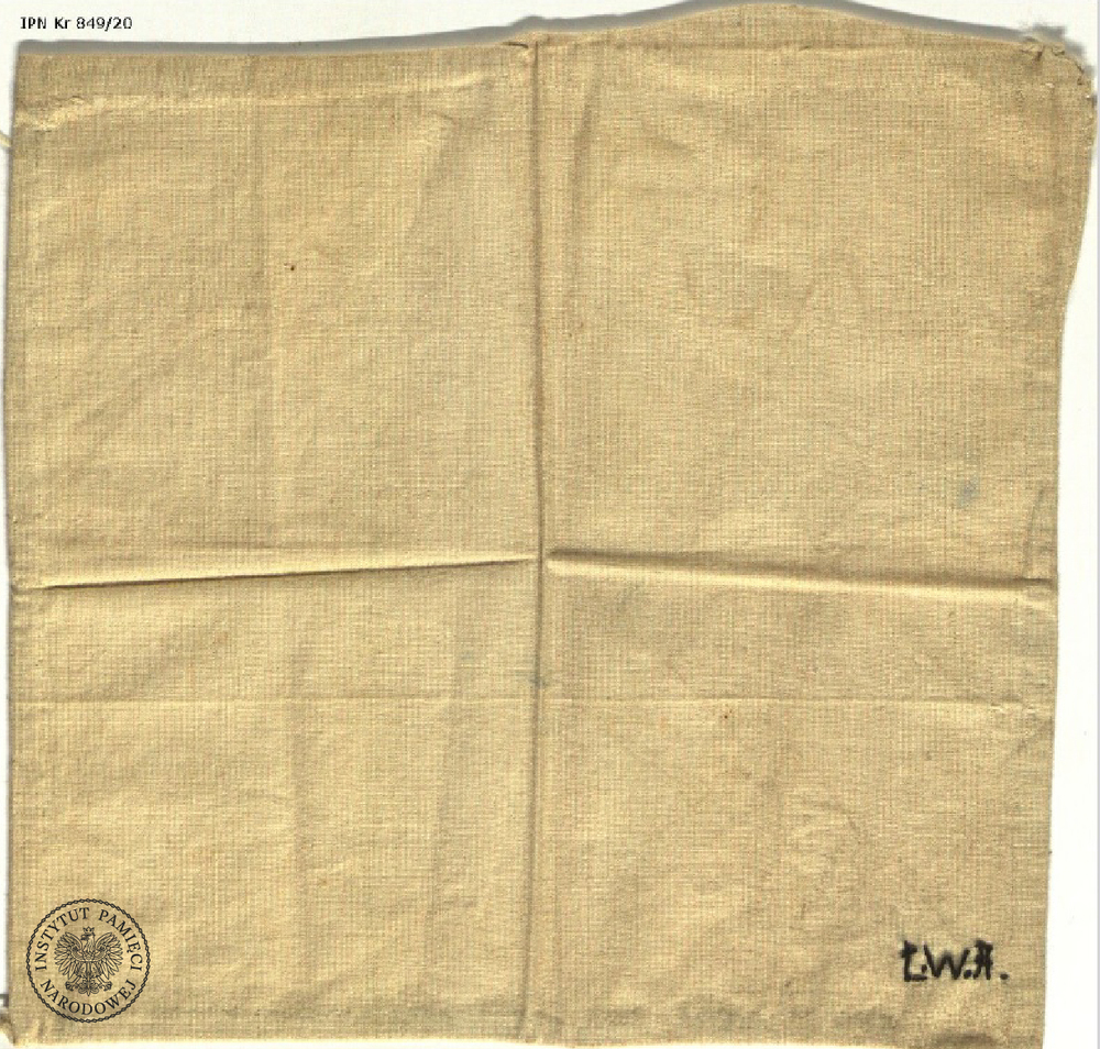 Chusteczka, w której obszytych brzegach ppłk Łukasz Ciepliński przemycał grypsy pisane w celi więzienia przy ul. Rakowieckiej w Warszawie. Dar prywatny: Mieczysław Wałęga, Janusz Kurtyka, w zasobie AIPN, sygn. IPN Kr 849/20