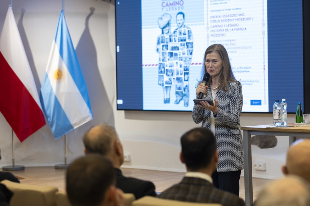 Uroczysty finisaż wystawy „Droga i dziedzictwo. Dzieje rodziny Moszoro /Camino y Legado. Historia de la familia Moszoro”. Na zdj. Jej Ekscelencja Alicia Irene Falkowski, ambasador Argentyny w Polsce – Warszawa, 1 kwietnia 2025. Fot. Katarzyna Adamów (IPN)
