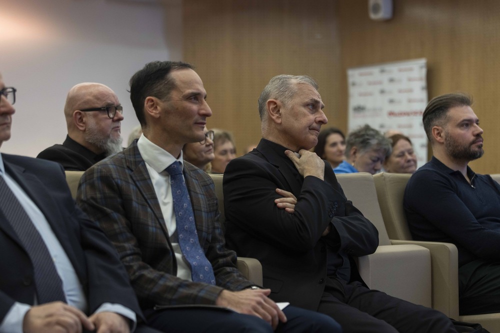 Uroczysty finisaż wystawy „Droga i dziedzictwo. Dzieje rodziny Moszoro /Camino y Legado. Historia de la familia Moszoro”. Na zdj. ks. Stefan Moszoro-Dąbrowski i Bartłomiej Moszoro – Warszawa, 1 kwietnia 2025. Fot. Katarzyna Adamów (IPN)