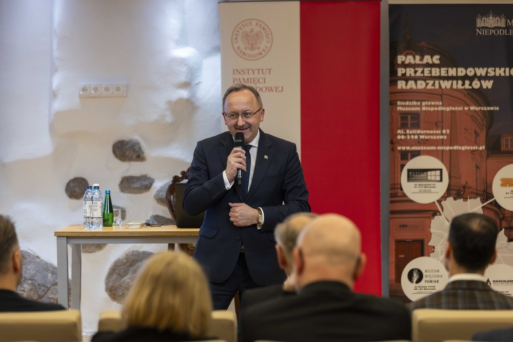 Uroczysty finisaż wystawy „Droga i dziedzictwo. Dzieje rodziny Moszoro /Camino y Legado. Historia de la familia Moszoro”. Na zdj. zastępca prezesa IPN dr hab. Karol Polejowski – Warszawa, 1 kwietnia 2025. Fot. Katarzyna Adamów (IPN)