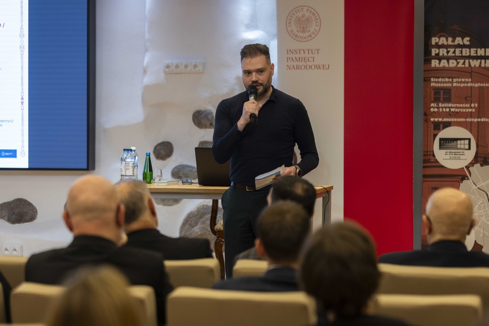 Uroczysty finisaż wystawy „Droga i dziedzictwo. Dzieje rodziny Moszoro /Camino y Legado. Historia de la familia Moszoro”. Na zdj. Bartłomiej Kłusek, zastępca dyrektora Muzeum Niepodległości w Warszawie – Warszawa, 1 kwietnia 2025. Fot. Katarzyna Adamów (IPN)