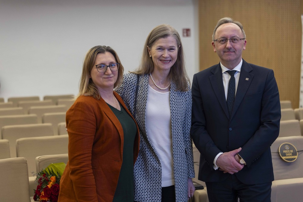 Uroczysty finisaż wystawy „Droga i dziedzictwo. Dzieje rodziny Moszoro /Camino y Legado. Historia de la familia Moszoro”. Na zdj. od lewej: dyrektor Archiwum IPN Marzena Kruk, ambasador Argentyny w Polsce Jej Ekscelencja Alicia Irene Falkowski i zastępca prezesa IPN dr hab. Karol Polejowski – Warszawa, 1 kwietnia 2025. Fot. Katarzyna Adamów (IPN)