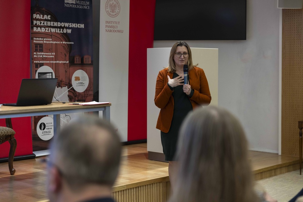 Uroczysty finisaż wystawy „Droga i dziedzictwo. Dzieje rodziny Moszoro /Camino y Legado. Historia de la familia Moszoro”. Na zdj. dyrektor Archiwum IPN Marzena Kruk – Warszawa, 1 kwietnia 2025. Fot. Katarzyna Adamów (IPN)