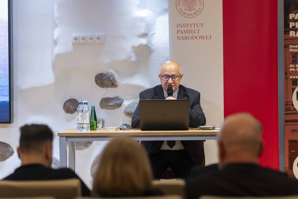 Uroczysty finisaż wystawy „Droga i dziedzictwo. Dzieje rodziny Moszoro /Camino y Legado. Historia de la familia Moszoro”. Na zdj. dr hab. Andrzej Zięba, prof. Uniwersytetu Jagiellońskiego – Warszawa, 1 kwietnia 2025. Fot. Katarzyna Adamów (IPN)