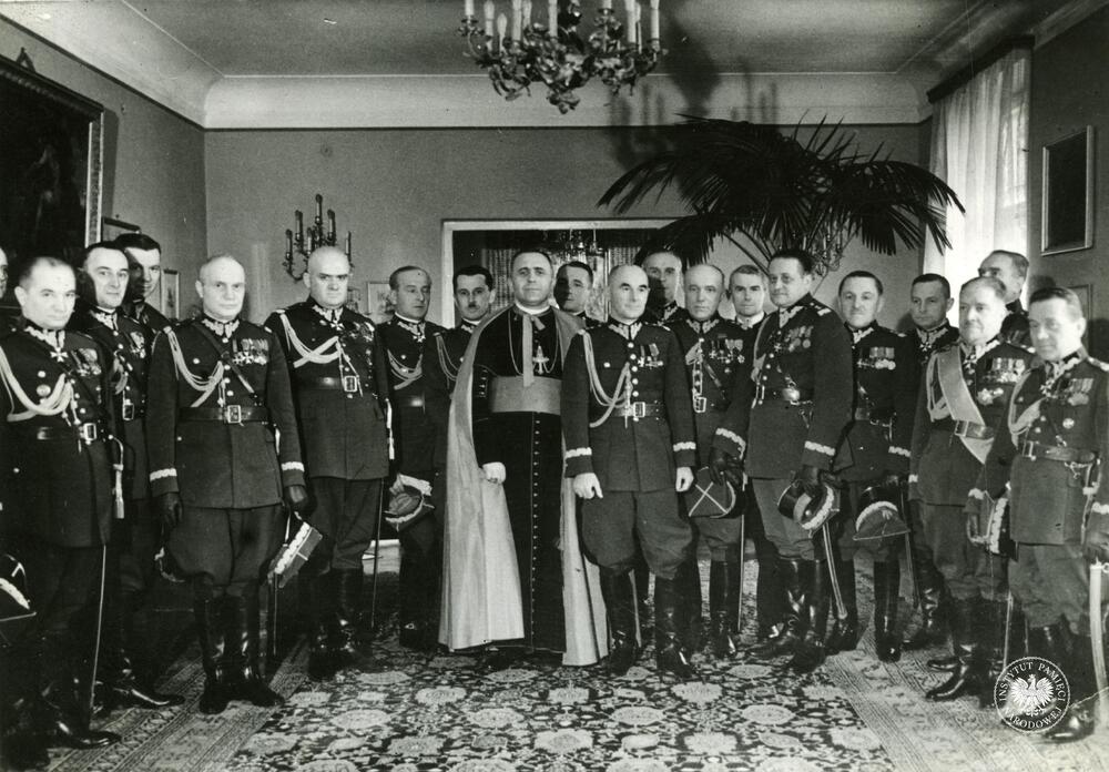 Wspólna fotografia wykonana podczas spotkania generalicji z okazji imienin Generalnego Inspektora Sił Zbrojnych gen. dyw. Edwarda Rydza-Śmigłego. Trzeci od lewej: gen. bryg. Ludomił Rayski. Fot. AIPN, Sygnatura: IPNBU-1-11-4-1