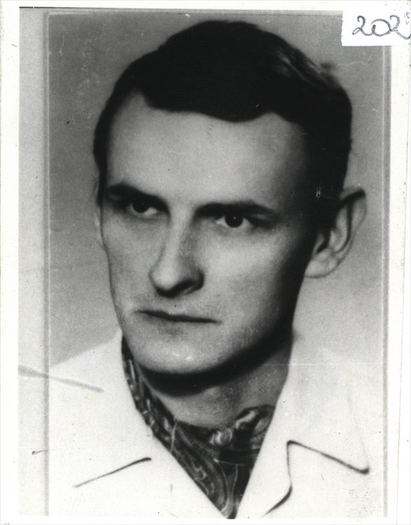 Zdjęcie paszportowe Zbigniewa Romaszewskiego, działacza Komitetu Obrony Robotników. Fot. Domena Publiczna, Źródło: IPN, Sygnatura: IPNRa-3-4-1-1