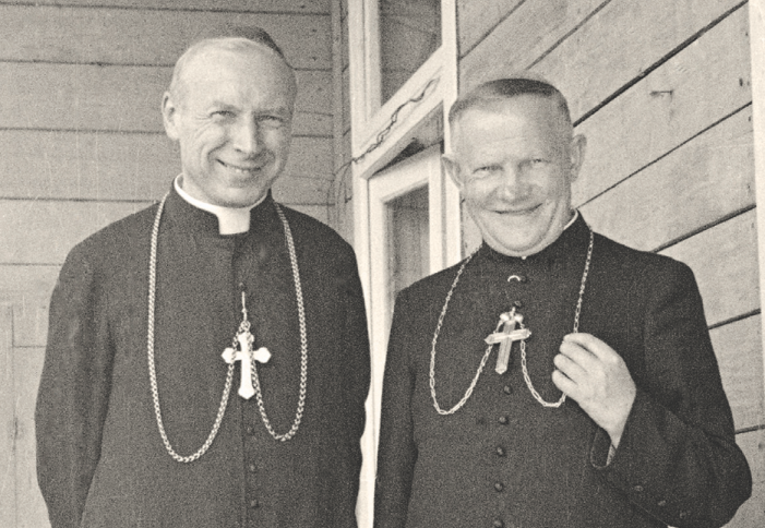 Prymas Stefan Wyszyński w towarzystwie bp. Michała Klepacza na werandzie domu sióstr nazaretanek w Komańczy w dniu swoich imienin, 3 sierpnia 1956 r. Fot. NAC