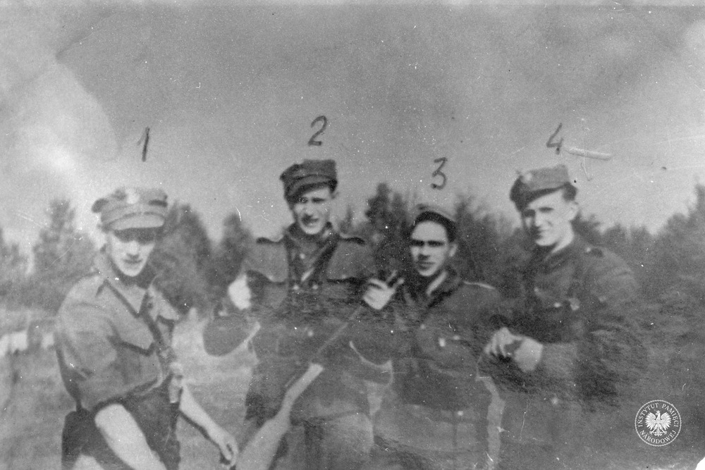 Żołnierze 5. Brygady Wileńskiej AK. Stoją od lewej: ppor. Zdzisław Badocha „Żelazny”, dowódca plutonu w 4. szwadronie wachm. Jerzy Lejkowski „Szpagat”, wachm. Leon Smoleński „Zeus” (nr 3), ppor. Henryk Wieliczko „Lufa” (nr 4), 1945-1946 (fot. z zasobu IPN)