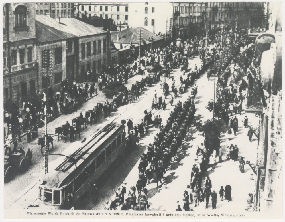 Przemarsz wojsk polskich ulicą Wielką Włodzimierską w Kijowie. Po prawej stronie kawaleria, po lewej artyleria ciężka. Po środku stoi tramwaj z nr 4, dookoła na ulicy oraz wzdłuż budynków tłum ludzi. Fot. Domena publiczna, źródło: AIPN, Sygnatura: IPNBU-1-11-3-4
