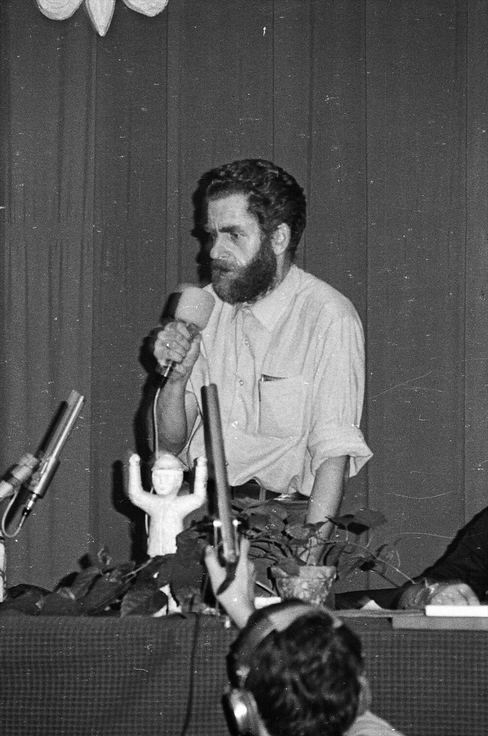 Zebranie w sali BHP w czasie strajku w Stoczni im. W. Lenina w Gdańsku. Przemawia członek prezydium MKZ Andrzej Gwiazda. Autor: Składanowski Stanisław. Źródło: IPN-KŚZpNP Sygnatura: IPNBU-3-14-68-417