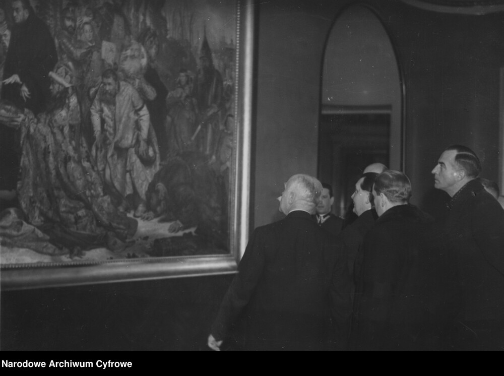 Premier Prus Hermann Goring w towarzystwie nierozpoznanych osób ogląda obraz „Batory pod Pskowem” w sali Batorego na Zamku Królewskim. Źródło: Narodowe Archiwum Cyfrowe