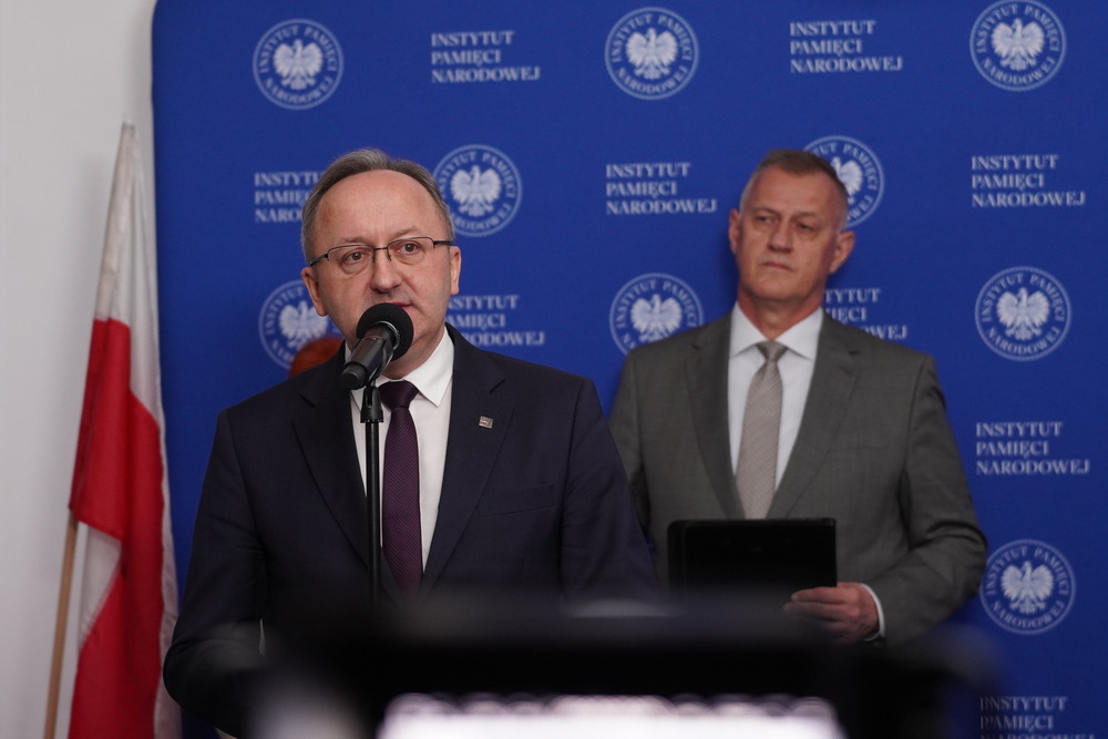 Wznowienie śledztw w sprawie Radomskiego Czerwca '76. Na zdj. od lewej: zastępca prezesa IPN dr hab. Karol Polejowski i prok. Andrzej Pozorski – Radom, 8 kwietnia 2025. Fot. Dominik Borek (IPN)