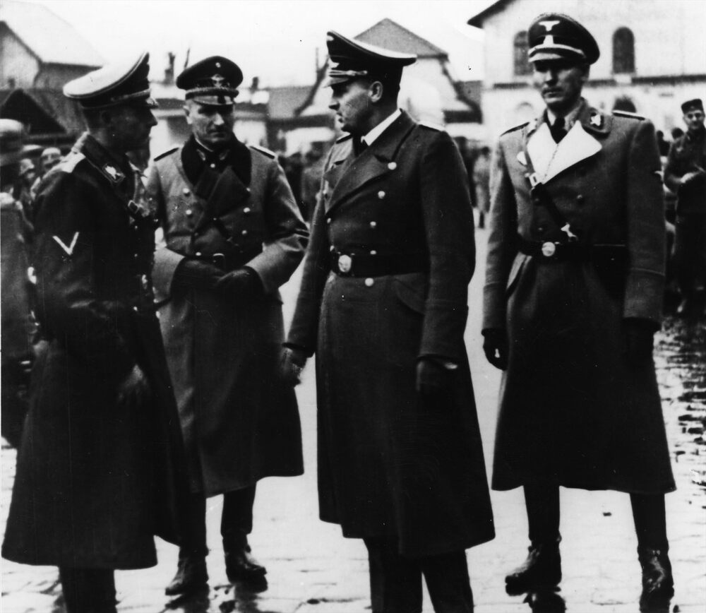 Hans Frank Generalny Gubernator (w centrum) w rozmowie z wyższym dowódcą SS i Policji w GG (HSSPF Ost) Wilhelm Krügerem (pierwszy z lewej). Na drugim planie dr Otto Wächter (pierwszy z prawej). Fot: Domena Publiczna, Źródło: AIPN, Sygnatura: IPNKr-13-1-7-2