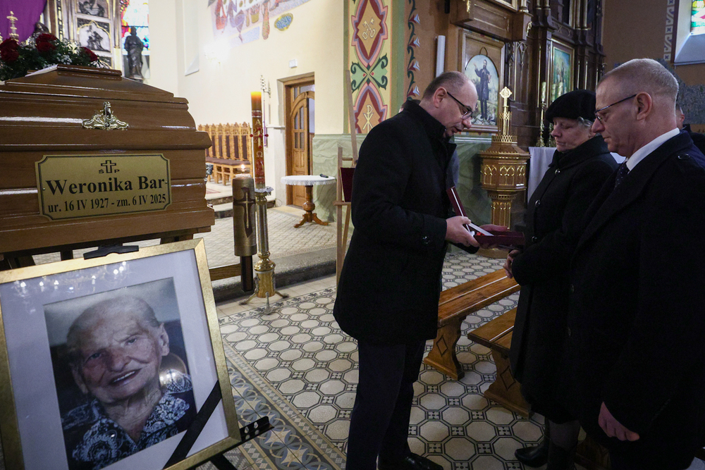 Pogrzeb Weroniki Bar – ratującej Żydów podczas II wojny światowej – Markowa, 8 kwietnia 2025. Fot. Sławek Kasper (IPN)