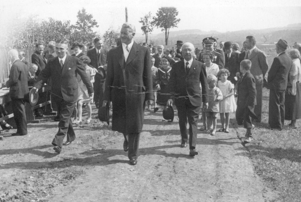Poświęcenie kamienia węgielnego pod budynek Państwowego Gimnazjum im. Kościuszki w Myślenicach. W środku wojewoda krakowski Michał Gnoiński, z prawej burmistrz Jan Dunin-Brzeziński, 6 września 1936 r. (fot. z zasobu NAC)