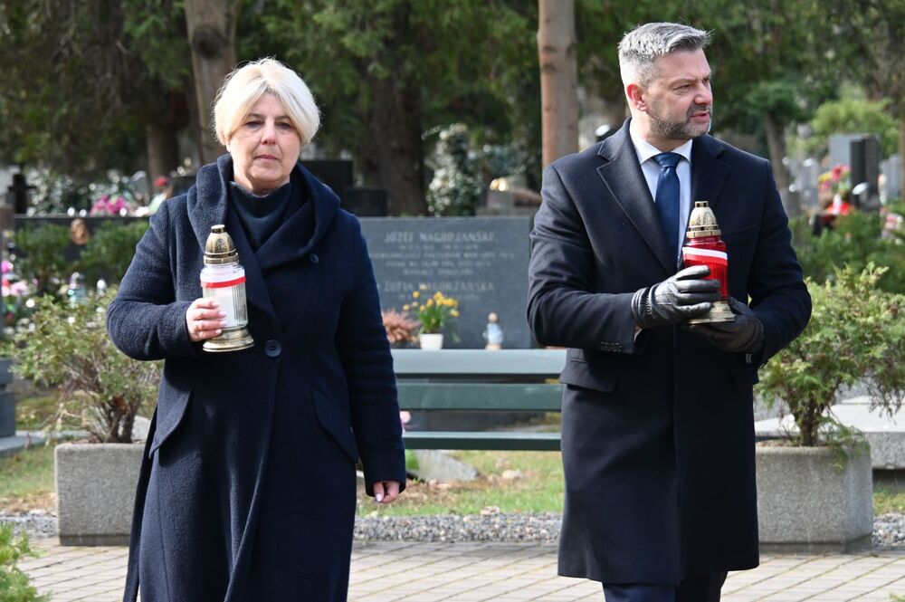 Uczciliśmy pamięć ofiar katastrofy smoleńskiej. Na zdj. dyrektor krakowskiego oddziału IPN dr hab. Filip Musiał i jego zastępca Cecylia Radoń – Kraków, 10 kwietnia 2025. Fot. Żaneta Wierzgacz (IPN)