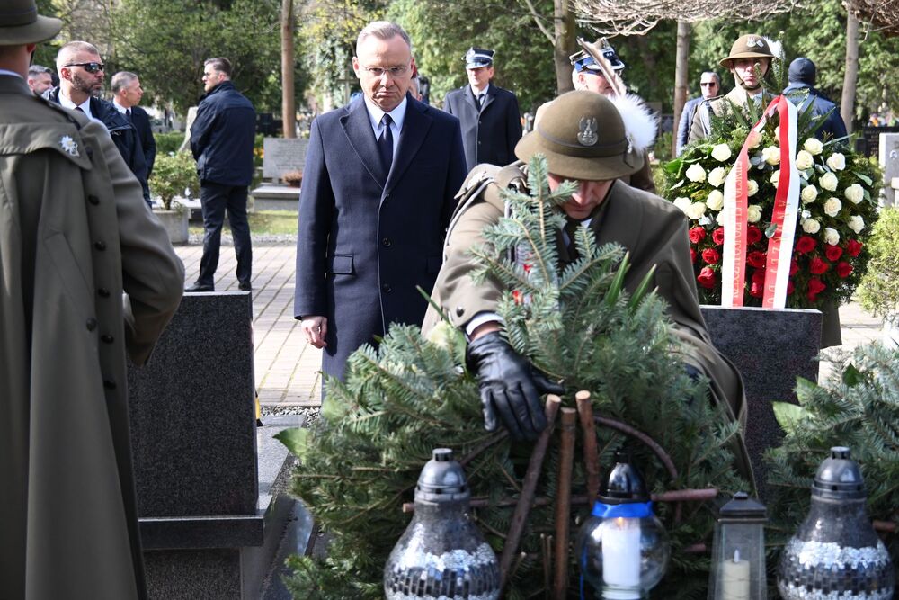 Uczciliśmy pamięć ofiar katastrofy smoleńskiej. Na zdj. Prezydent RP Andrzej Duda – Kraków, 10 kwietnia 2025. Fot. Żaneta Wierzgacz (IPN)