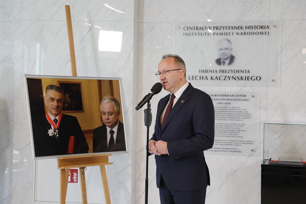 Uczciliśmy pamięć ofiar katastrofy smoleńskiej. Na zdj. zastępca prezesa IPN dr hab. Karol Polejowski – Warszawa, 10 kwietnia 2025. Fot. Piotr Życieński (IPN)