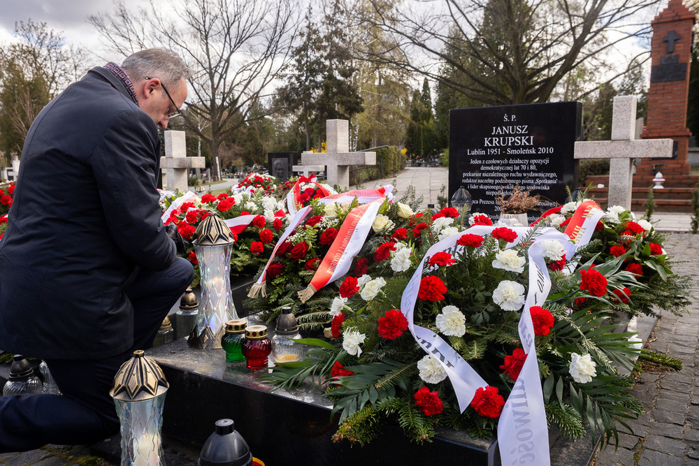 Uczciliśmy pamięć ofiar katastrofy smoleńskiej. Na zdj. zastępca prezesa IPN dr hab. Karol Polejowski – Warszawa, 10 kwietnia 2025. Fot. Sławek Kasper (IPN)