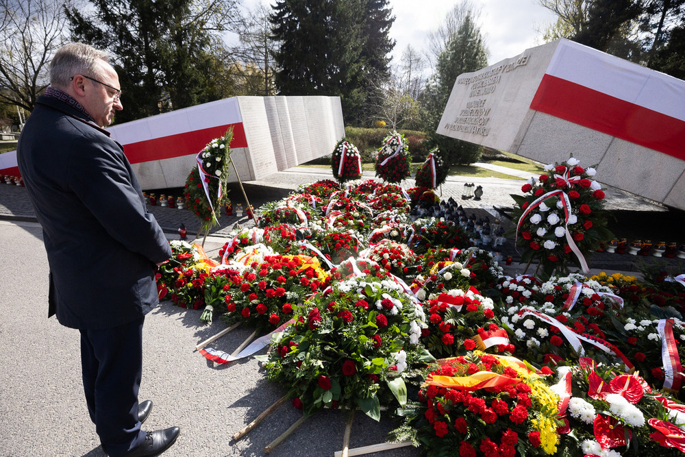 Uczciliśmy pamięć ofiar katastrofy smoleńskiej. Na zdj. zastępca prezesa IPN dr hab. Karol Polejowski – Warszawa, 10 kwietnia 2025. Fot. Sławek Kasper (IPN)